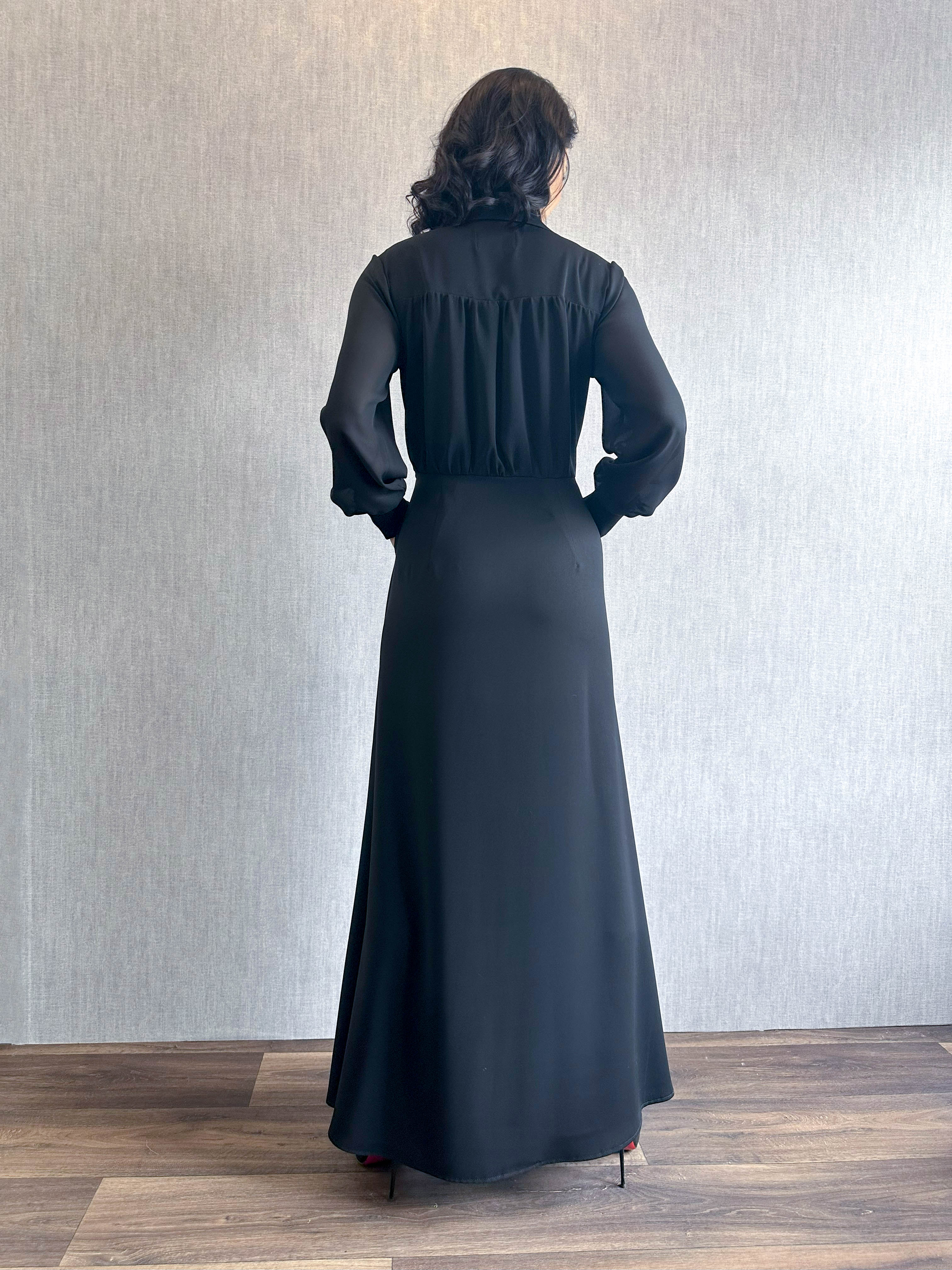 Černé dlouhé šaty s límečkem