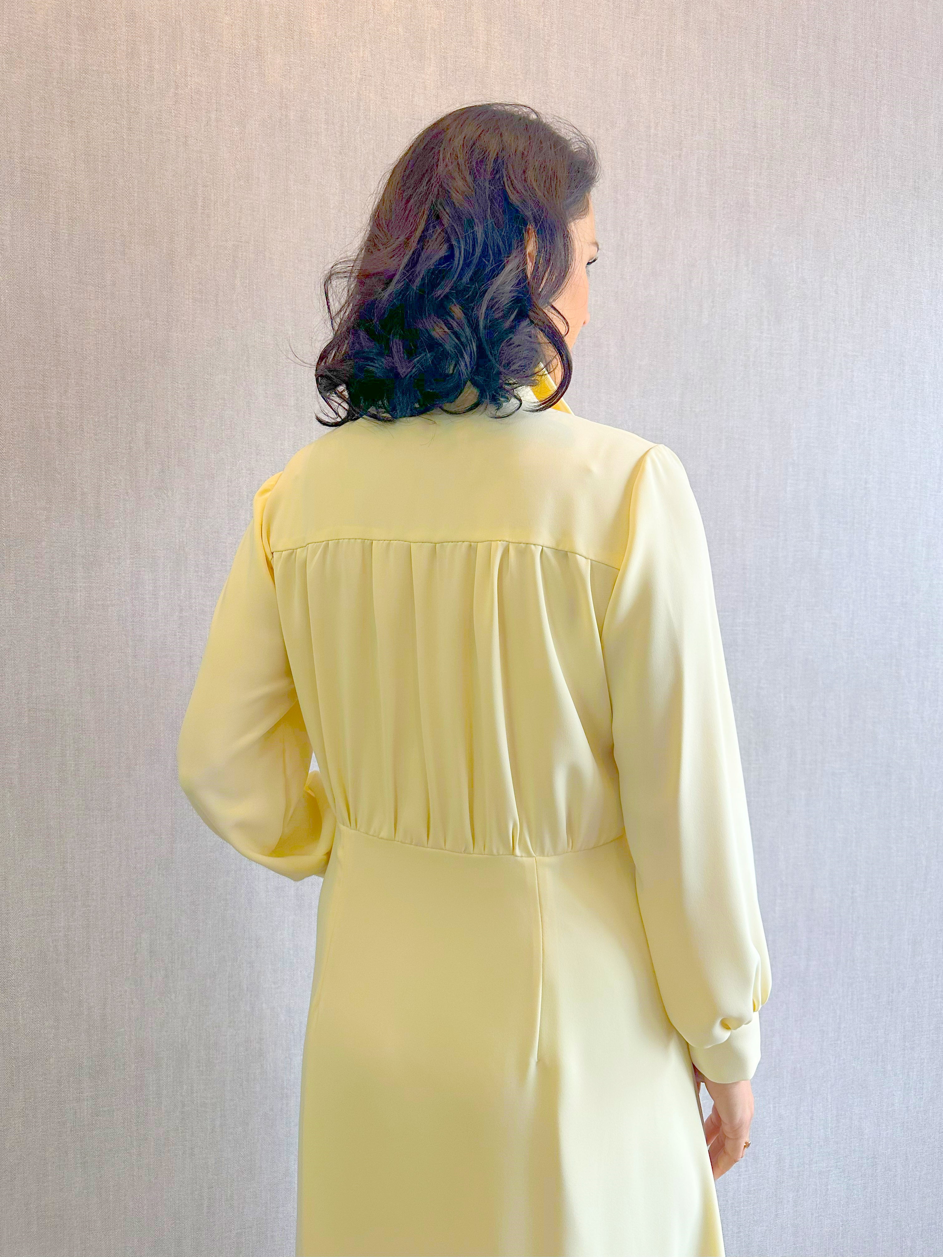 Pastelové šaty s límečkem - žluté