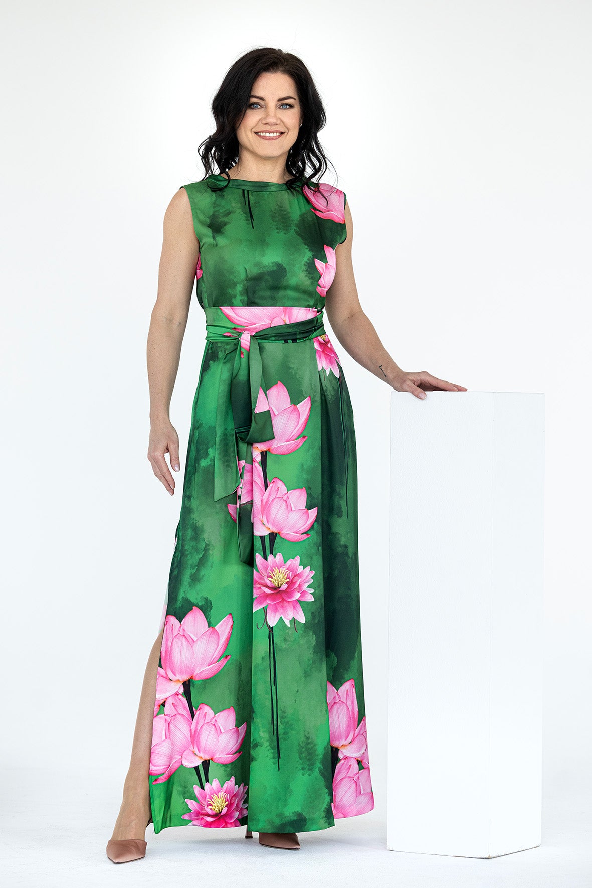 Letní květované šaty s páskem