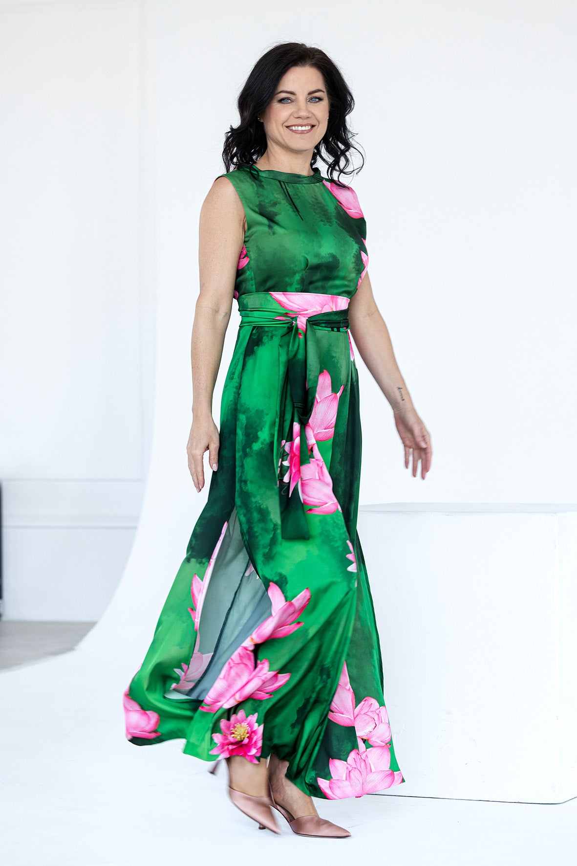 Letní květované šaty s páskem