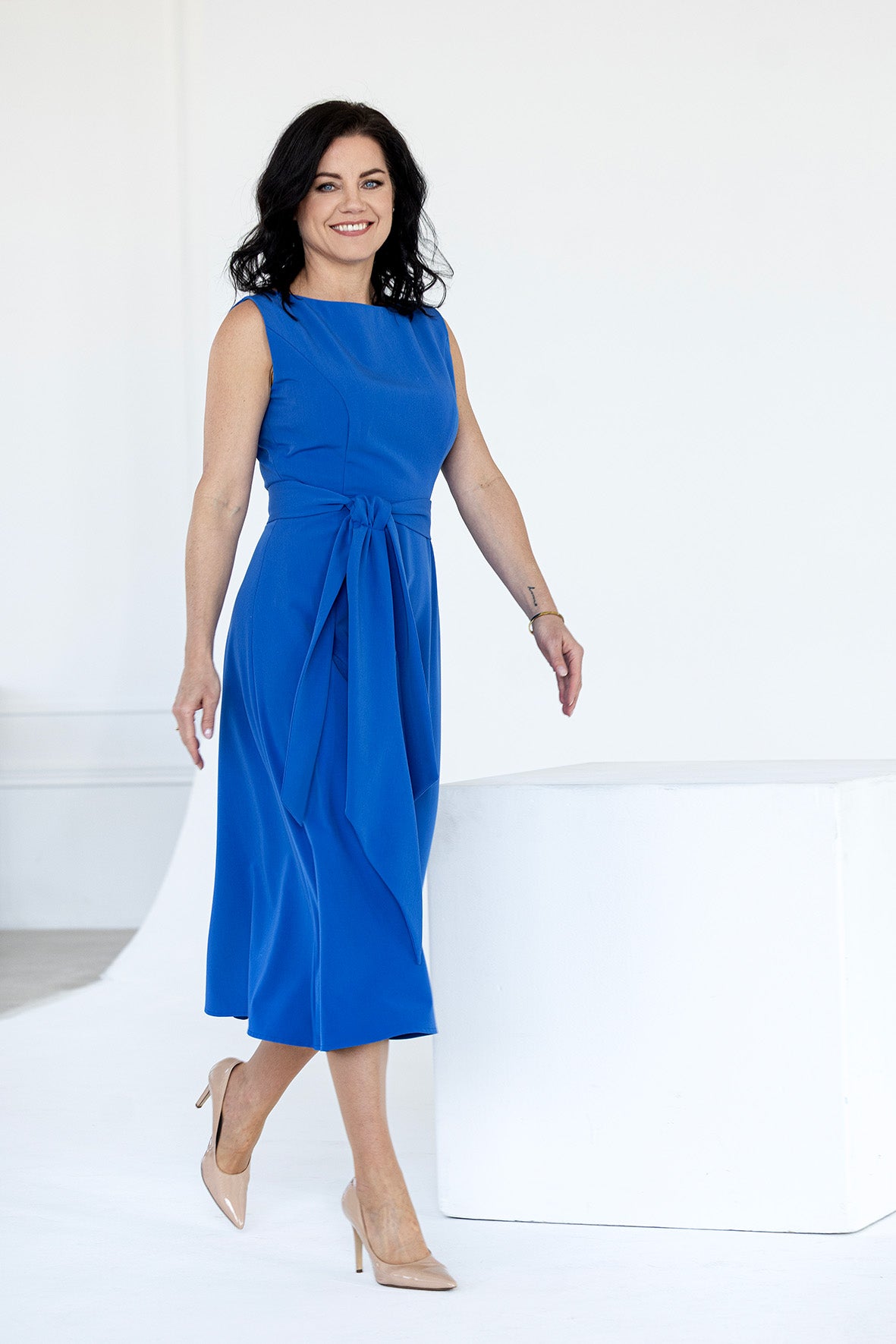 Modré šaty s kravatou