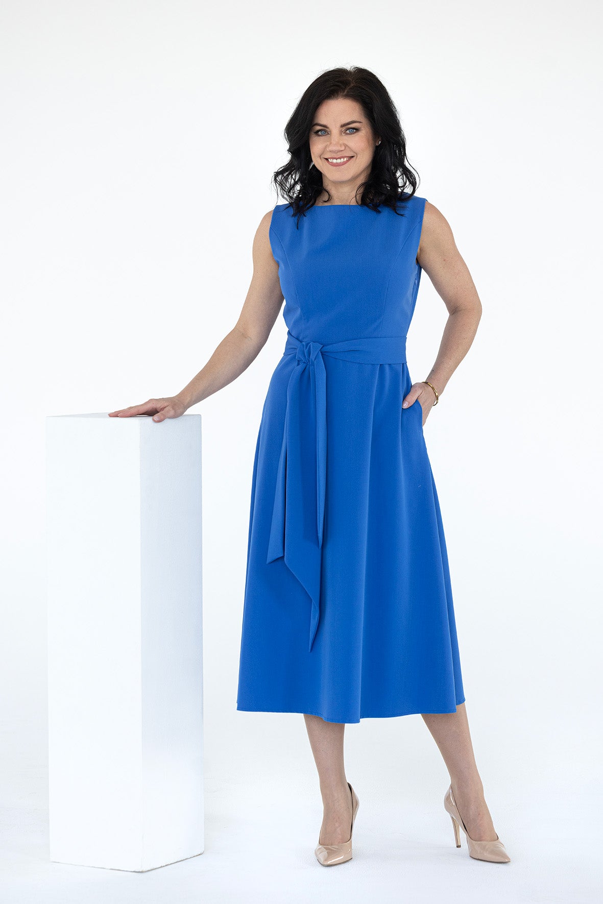 Modré šaty s kravatou