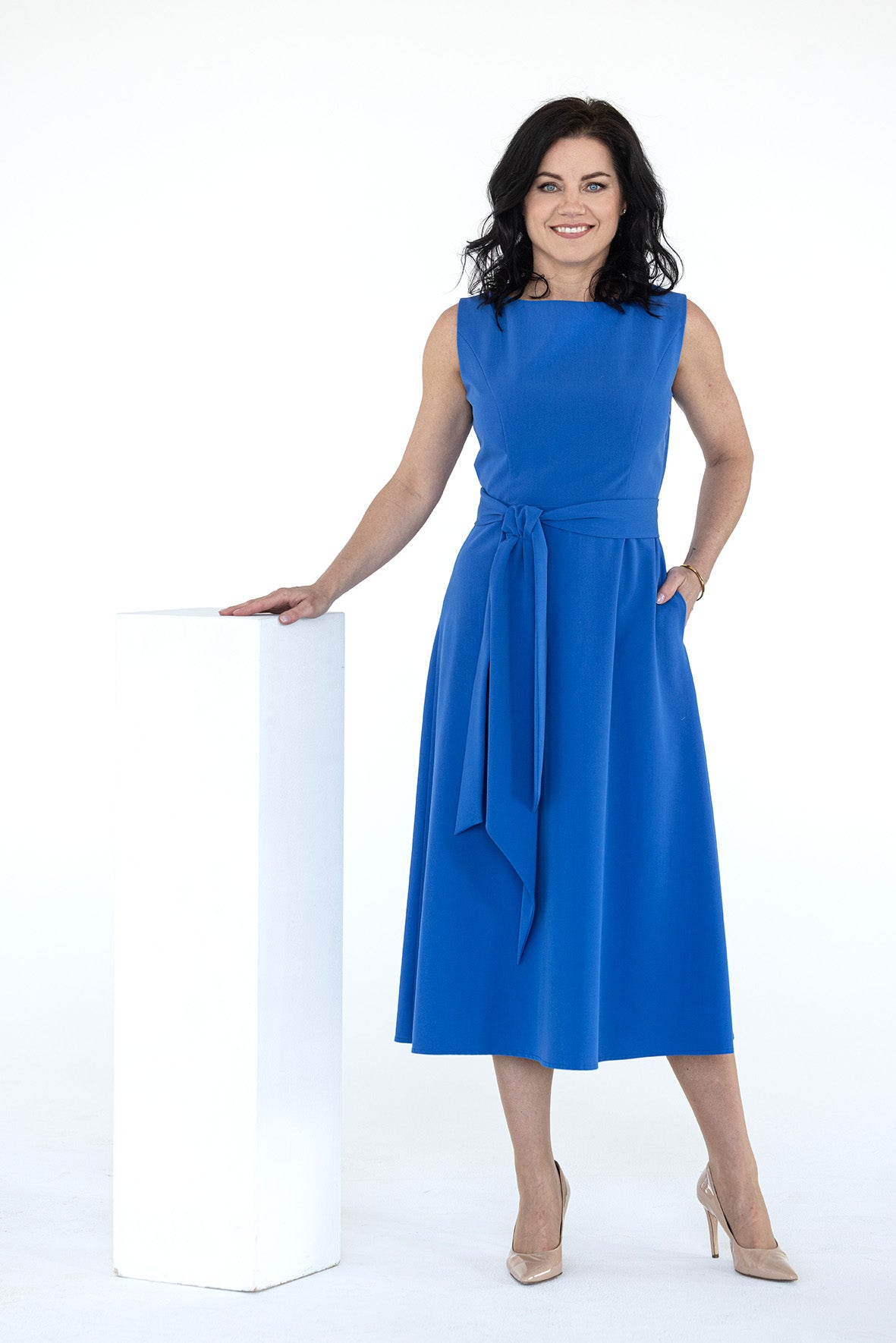 Modré šaty s kravatou