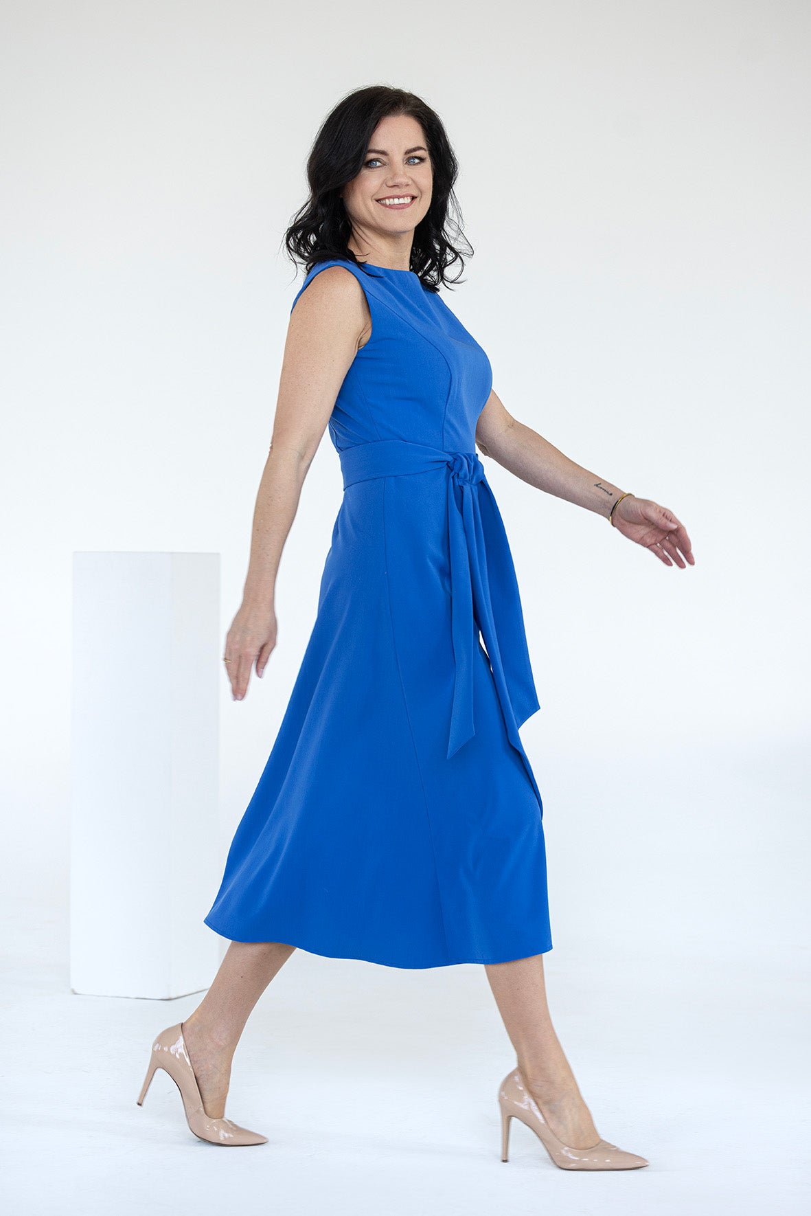 Modré šaty s kravatou